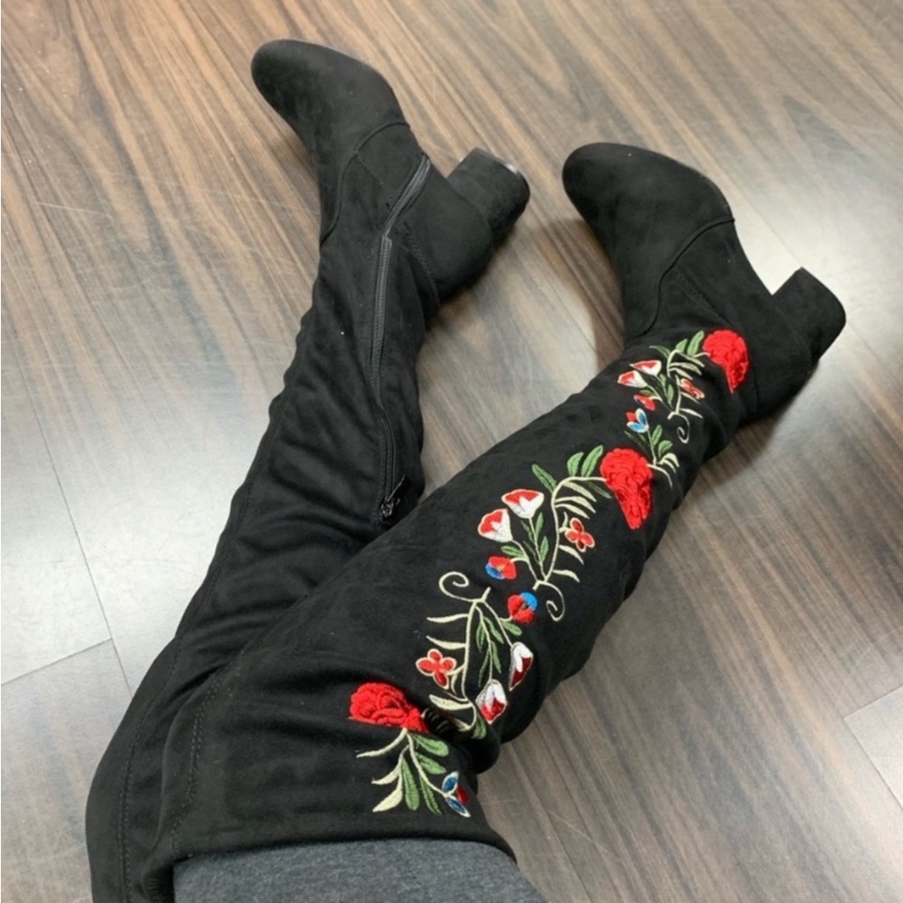 💸 Black Knee High Boots 👢 with Floral 🌺 embroidery